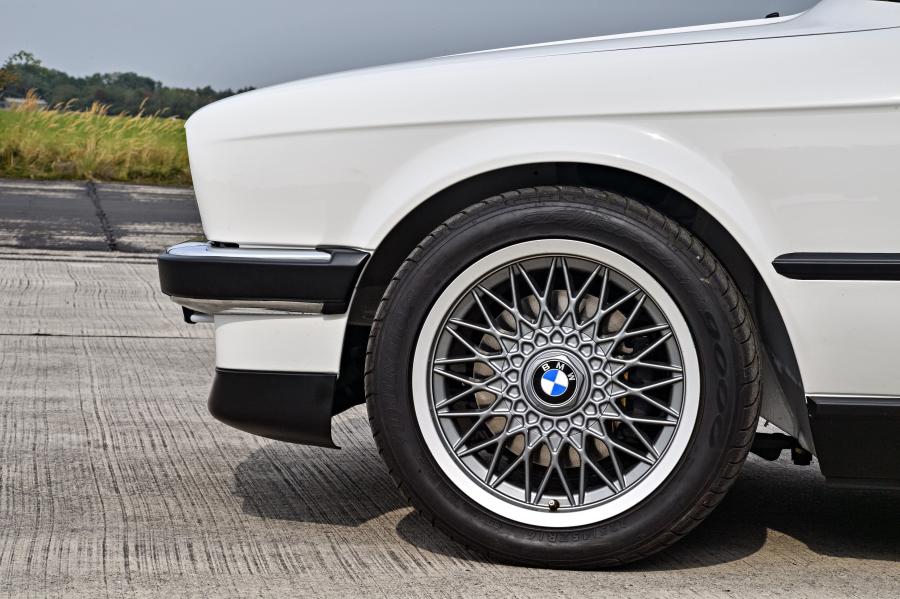 Колеса BMW M3 Pickup (E30) 1986 года  (фото 15 из 25)